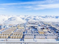 航拍：青海玛多县初春雪景 积雪不融如童话世界
