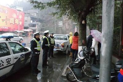 红安：开展车辆乱停乱放集中整治行动