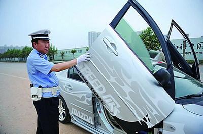 红安县交警扣留非法改装运砂车辆40余台