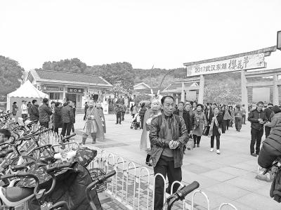  “孙悟空”扎堆景区揽客合影要钱 城管：肯定不合法