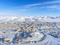 航拍：青海玛多县初春雪景 积雪不融如童话世界