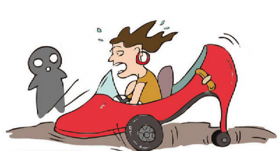 女司机开车又出事！将车开上房顶砸伤无辜大妈