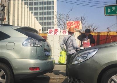 使馆外有人私设“存包处”发生过刀架人脖子抢生意