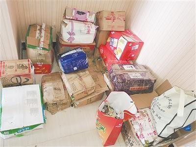 客户存50多箱零钱重约2.5吨 柜员手指头已经数黑
