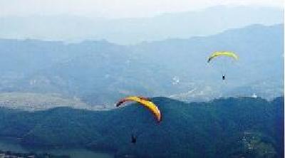 滑翔伞表演为旅游节增辉 山地车比赛为茶乡添彩
