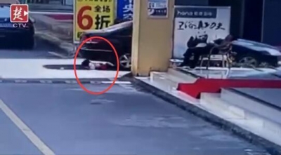 女童被小车从脚到头碾轧两次后 自行爬起来
