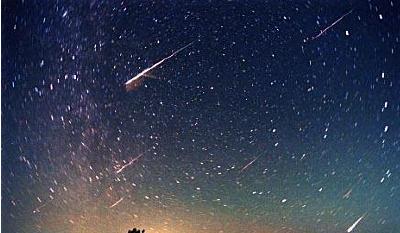 美翻了！当延时摄影遇见流星雨