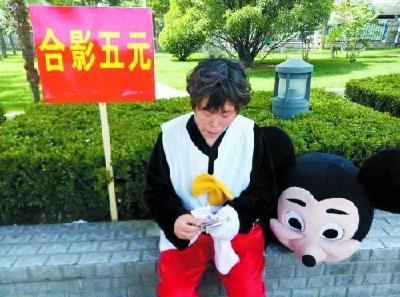 近7旬老人为给孙女凑治病钱 烈日下扮米奇后发烧