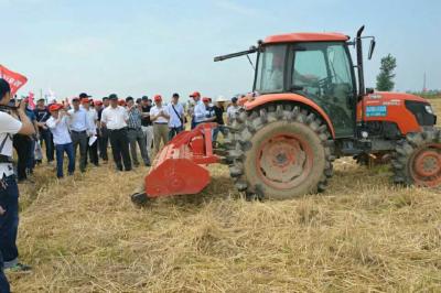 全省大田作物农机化技术推广“田间日”培训活动在我市举行