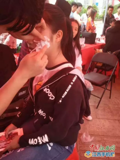 逾30名学生试用化妆品后险遭毁容 商家:夸大事实