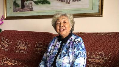 重庆八旬老奶奶为让座者留影：让座非年轻人义务，已拍61人