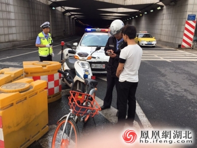 小伙骑共享单车过长江隧道 现场被交警发现罚款50元