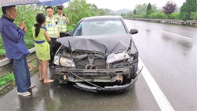 女司机光脚开车上高速公路撞护栏 车头面目全非