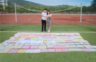  学霸情侣晒137张证书秀恩爱 约定毕业不分手