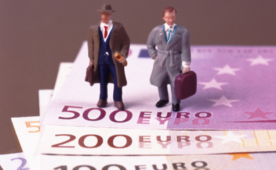 654名应届生入职前薪酬遭“腰斩”