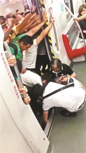 72岁老太地铁下车踩空“夹脚” 众人齐推地铁解救