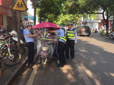 市交警支队整治“两车”加装遮阳伞违法行为效果显著