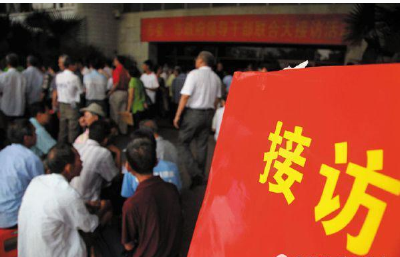 刘雪荣到红安县下访接待信访群众