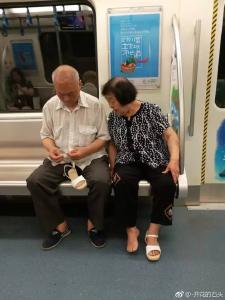 【荐读】这就是爱情，地铁再现温暖一幕：哪怕白发苍苍，你还有我
