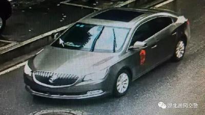 开着无牌车上路只违法 可强行冲撞交警是犯罪！