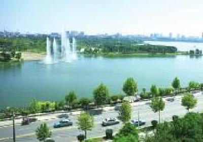 省人大常委会副主任周洪宇在我市参加人大代表小组活动       