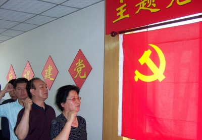 市纪委监察局党员干部到扶贫联系点开展主题党日活动
