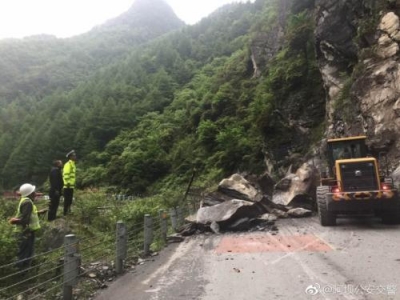 四川阿坝卧龙镇小岩洞发生山体塌方 造成道路中断
