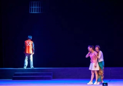 【传真快递】大型现代反腐倡廉警示楚剧《深渊》在浠水公演，座无虚席 