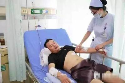 眼看匕首要刺进父亲胸膛 12岁女孩冲上去挡刀