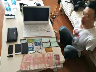 小伙烧烤店里刷卡消费被