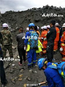 四川茂县救援现场:他在生命最后一刻把她护在身下