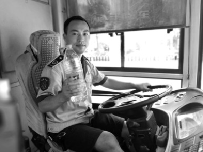 公交车内56℃ 司机叮嘱乘客:别坐！小心被烫