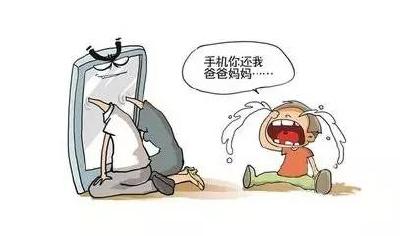 儿子溺水爸爸却在玩手机 幸亏救生员及时发现救起