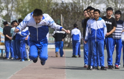 为拼中考高分不惜让娃吃药：怎样看待应试体育？