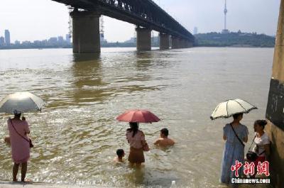 台风冷空气联手送清凉 南方高温明起逐渐缓解 