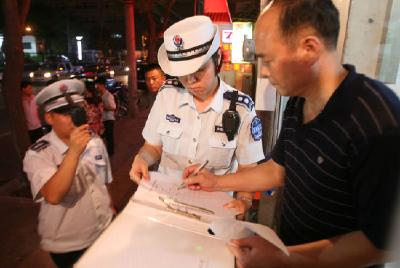 20名城管盯千家商户 违法大排档玩“猫鼠游戏”