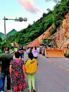 神农架景区因连日暴雨突发山体滑坡 数百游客滞留