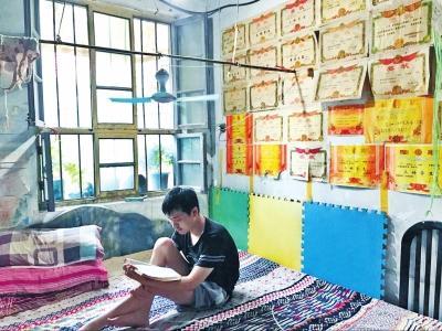 残疾考生靠爸爸背着求学 考出好成绩上学却成难题