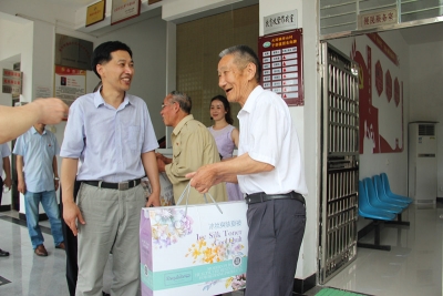 市公积金中心到蕲春李山村开展贫困孤寡老人和贫困老党员慰问活动