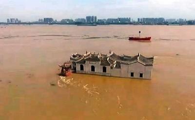 震撼航拍!湖北700年古建筑在洪水中屹立不倒