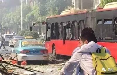 杭州店铺爆炸2死55伤 的哥刚救完人又二次爆炸