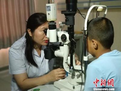 男孩常玩手游致近视2700度 完全看不清视力表图标