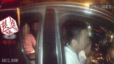  交警深夜路边设点查酒驾 宝马车竟“无人驾驶”