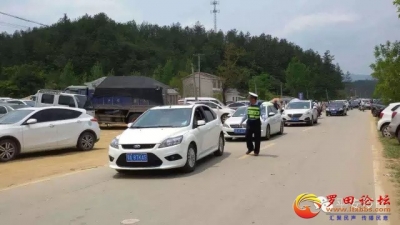 罗田：交警高温中坚守岗位保交通顺畅