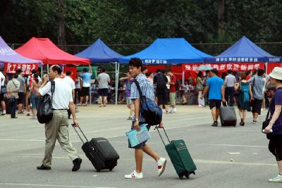清华大学报到日：残疾考生携母入住 米粉学霸到来