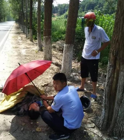 政法动态|扑爆哥、摆渡哥，黄冈公安又出了个“最美撑伞哥”，快来瞧瞧！