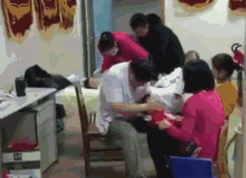 “摇头爷爷”治脑瘫“像搓麻花”遭质疑