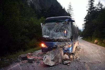 心疼！一家三口自驾九寨沟遇地震，父亲遇难前砸碎车窗推出孩子