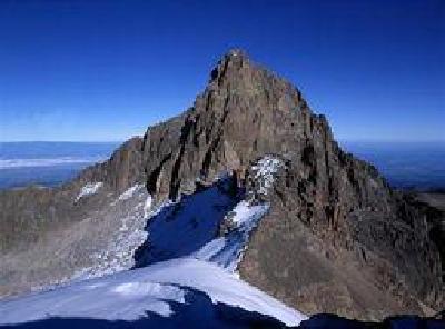 一名中国登山者在攀登肯尼亚山时跌落悬崖死亡
