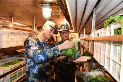 揭中国海军东平湖舰厨房 300种食材菜式花样翻新